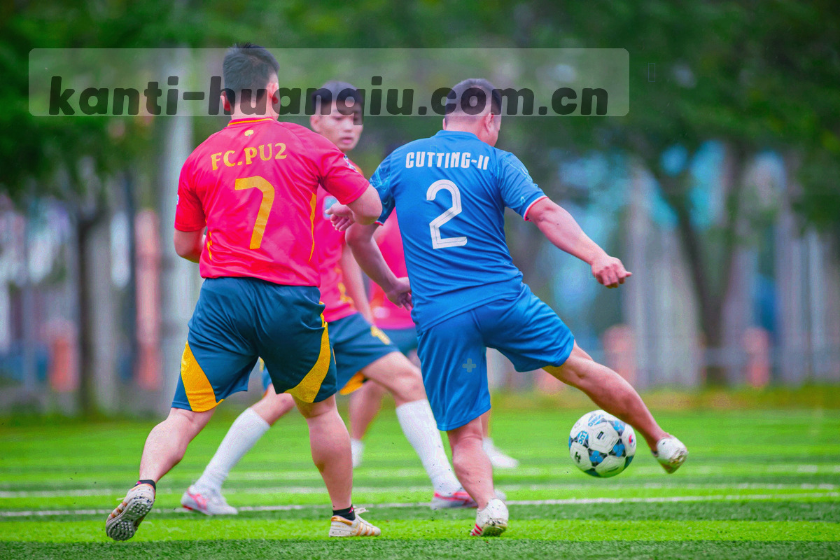 运营中心办公区工位与水牌，画面抽象、无清晰人脸