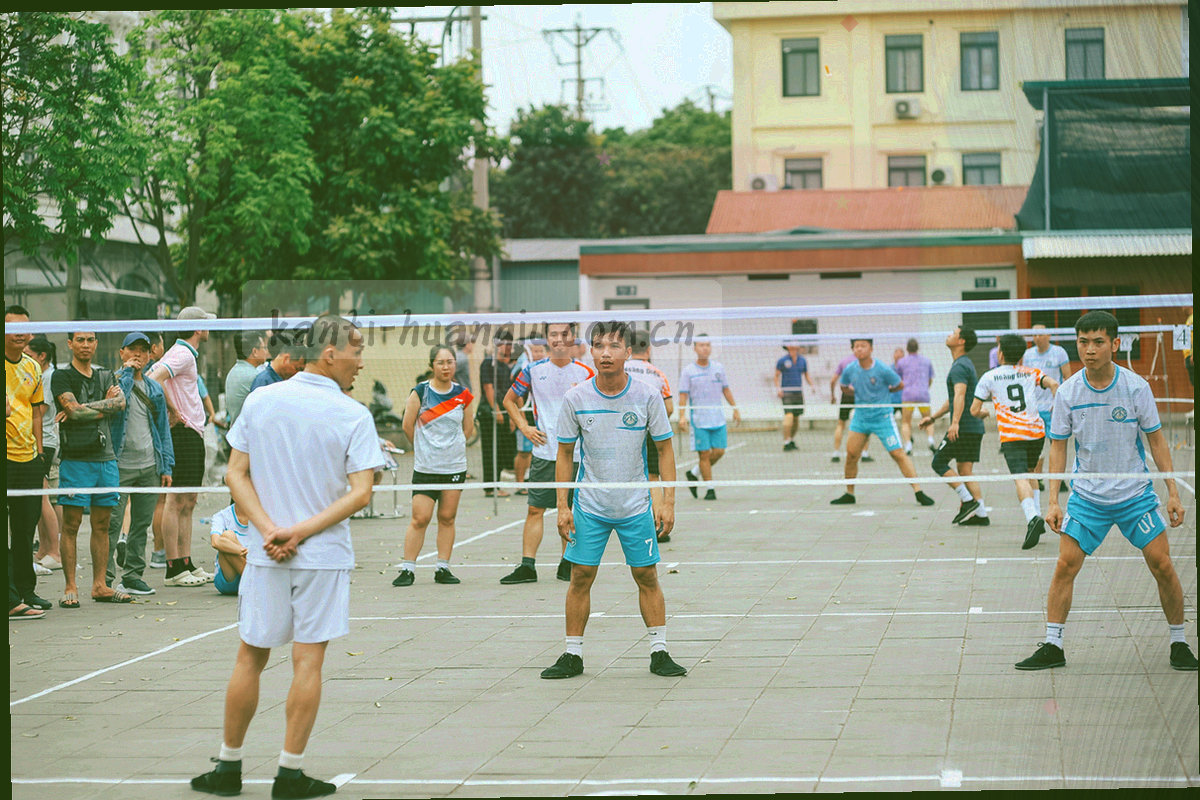 深色底上数据曲线与球场网格叠加的分区示意图形
